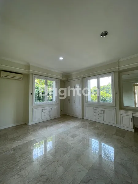image RUMAH MEWAH STRATEGIS COCOK UNTUK USAHA PONDOK INDAH JAKARTA SELATAN (8)