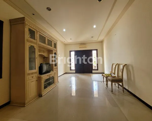 image RUMAH INTERIOR SEMI KLASIK DI PAKUWON CITY  (2)