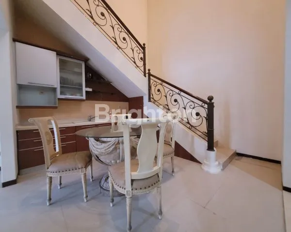 image RUMAH INTERIOR SEMI KLASIK DI PAKUWON CITY  (5)