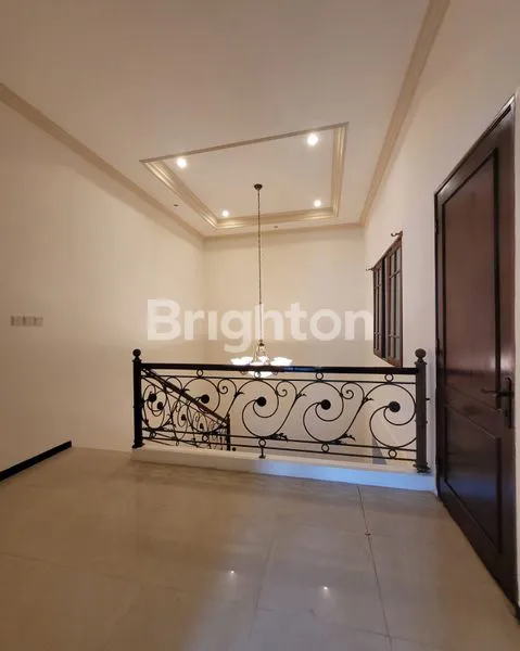 image RUMAH INTERIOR SEMI KLASIK DI PAKUWON CITY  (6)