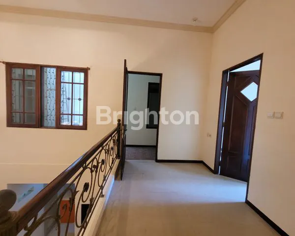 image RUMAH INTERIOR SEMI KLASIK DI PAKUWON CITY  (7)