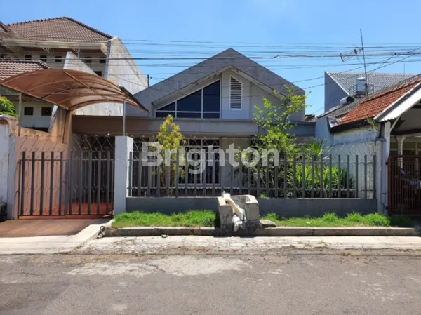 RUMAH DENGAN ROW JALAN LEBAR DI KERTAJAYA INDAH LEBAR 10 METER