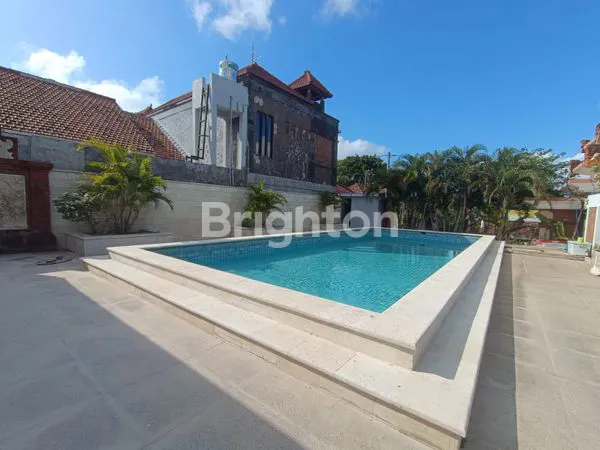 image RUMAH MINIMALIS MODERN DENGAN TAMAN YANG LUAS DI RENON (8)