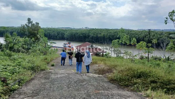 image DIJUAL TANAH/LAHAN SAMPAI LAUT PINGGIR JALAN POROS KARIANGAU  COCOK DIBUAT PABRIK, GUDANG, WORKSHOP DAN USAHA LAINNYA SEKALIGUS PELABUHAN UNTUK BONGKAR MUAT BARANG HARGA NEGO (5)