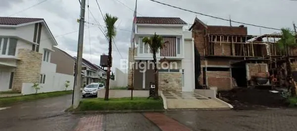 image RUMAH 2 LANTAI (HOOK/POJOK) ASRI DAN MURAH DENGAN PANORAMA PEGUNUNGAN, PERUMAHAN MOUNTAIN BOULEVARD WAGIR (1)