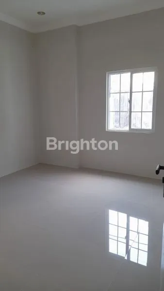 image RUMAH VILLA MELATI MAS SERPONG UTARA TANGERANG SELATAN 2 LANTAI UKURAN 9 X 15 M2 DEKAT GERBANG CLUSTER DAN TAMAN BERMAIN KONDISI BARU DAN BAGUS HARGA NEGO (4)