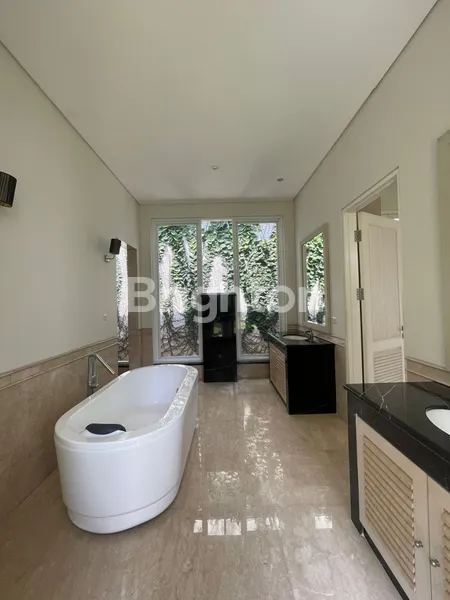 image RUMAH STRATEGIS DESIGN TROPIS HALAMAN SUPER LUAS CIPETE JAKARTA SELATAN (8)