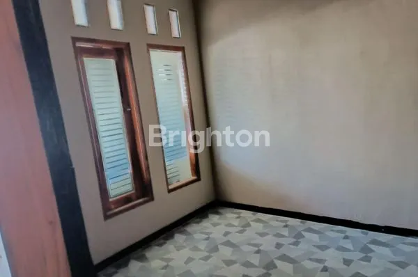 image RUMAH AREA GKB GRESIK FULL GRANIT DAN JATI (5)