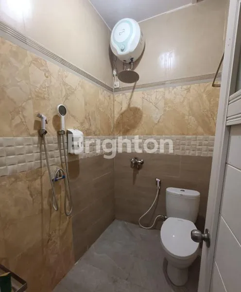 image RUMAH AREA GKB GRESIK FULL GRANIT DAN JATI (8)