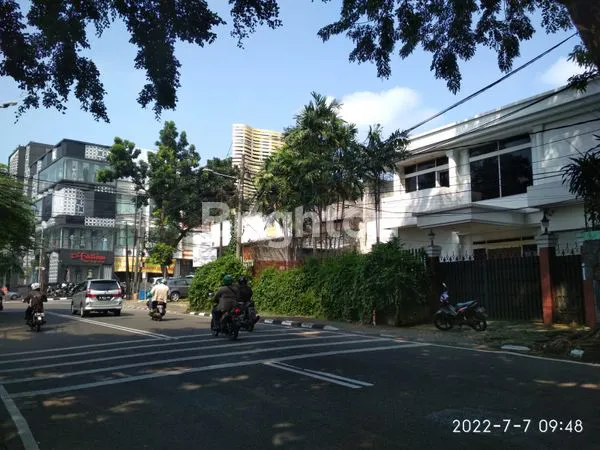 image RUMAH MEWAH DEKAT KAWASAN SUDIRMAN (1)