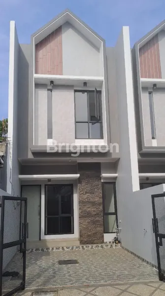image RUMAH 2 LANTAI BARU GRESS DEKAT PAKUWON CITY GALAXY MALL MULYOSARI KENJERAN MERR KERTAJAYA ITS UNAIR (1)