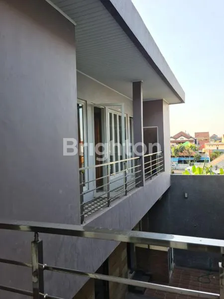 image DIJUAL RUMAH MEWAH BESERTA KOLAM RENANG (3)