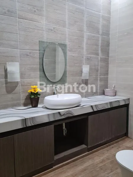 image DIJUAL RUMAH MEWAH BESERTA KOLAM RENANG (5)