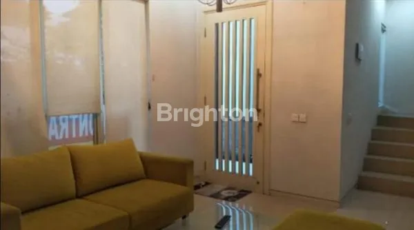 image HUNIAN MINIMALIS MODERN 2 LANTAI HADAPNYA DINGIN SELATAN DI WBM 2 SBY BARAT (2)