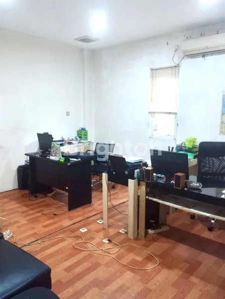 image RUKO 3 LANTAI PINGGIR JALANRAYA (6)