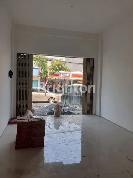 image RUKO 3 LANTAI BARU GRESS NOL JALAN RAYA TAMBAK REJO STRATEGIS SELANGKAH KE RAYA KENJERAN KAZA MALL RSUD DR SOEWANDHI PASAR TAMBAK REJO DEKAT SURAMADU KAPASAN PASAR ATOM ITC (2)