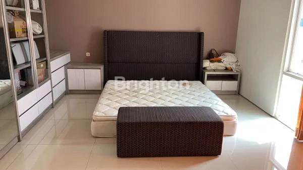 image RUMAH MEWAH 2 LANTAI SIAP HUNI, LOKASI STRATEGIS DI SURABAYA BARAT (3)