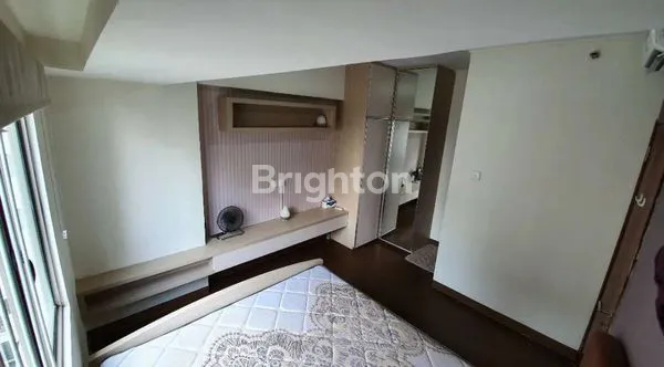 image BALKON LUAS APARTEMENT WATERPLACE TOWER A (7)