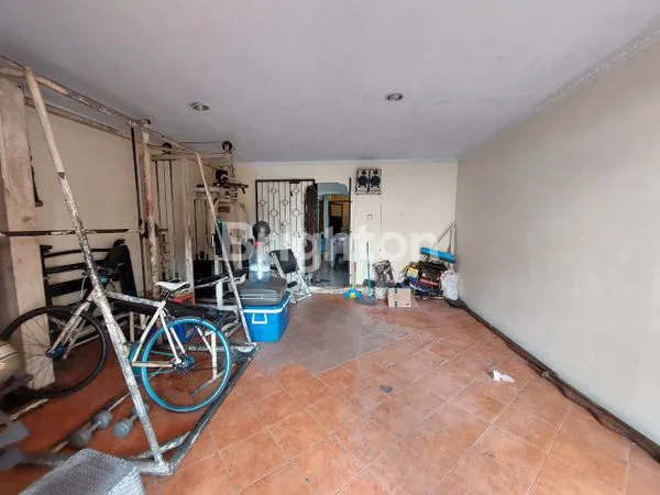 image RUMAH BESAR DI AREA STRATEGIS (4)