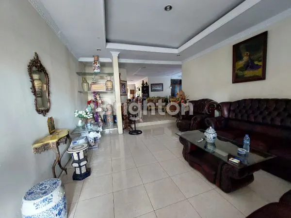 image RUMAH BESAR DI AREA STRATEGIS (5)