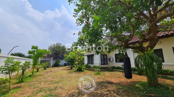 image RUMAH CLASSIC 1.5 LANTAI SANGAT TERAWAT DI PISANGAN CIPUTAT TIMUR, TANGERANG SELATAN (2)