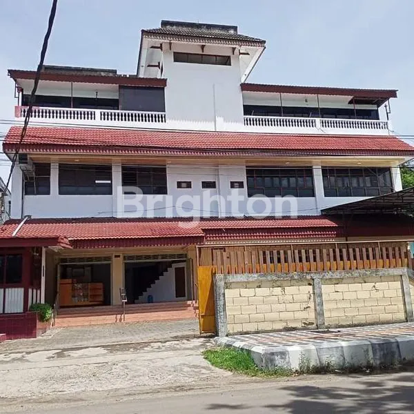 GEDUNG DI TENGAH KOTA PARE-PARE