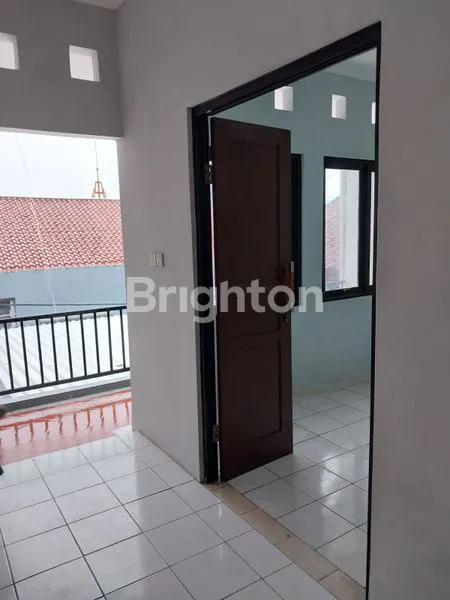 image RUMAH 2 LANTAI SIAP HUNI  (8)