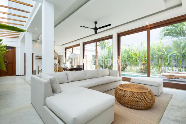 image ENCLOSED STYLISH 2 BR 2.5 BTH IN THE HEART OF CANGGU (5)
