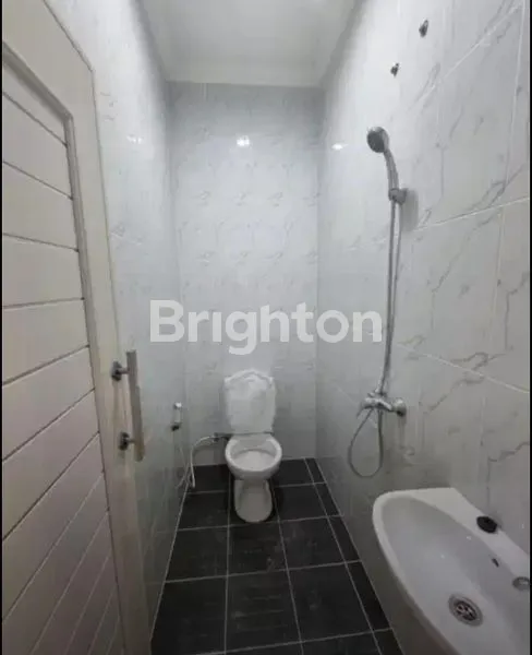 image RUMAH BARU AKSES MOBIL 3 LANTAI SIAP HUNI LOKASI STRATEGIS DEKAT MALL CENTRAL PARK JAKARTA BARAT (8)