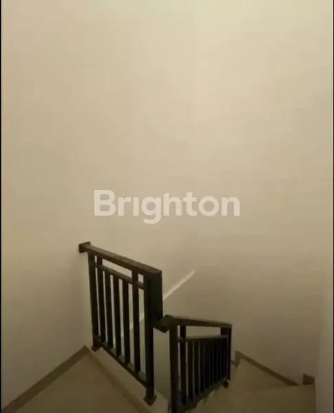 image RUMAH BARU AKSES MOBIL 3 LANTAI SIAP HUNI LOKASI STRATEGIS DEKAT MALL CENTRAL PARK JAKARTA BARAT (6)