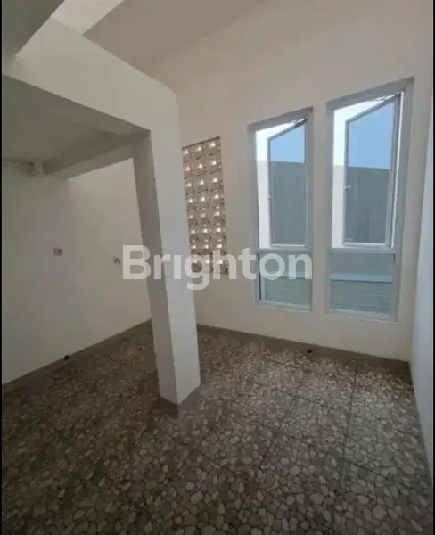 image RUMAH BARU AKSES MOBIL 3 LANTAI SIAP HUNI LOKASI STRATEGIS DEKAT MALL CENTRAL PARK JAKARTA BARAT (7)