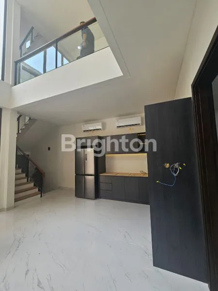 image RUMAH PANTAI MUTIARA 3 LANTAI,BREEZA PANTAI MUTIARA PLUIT JAKARTA UTARA (2)