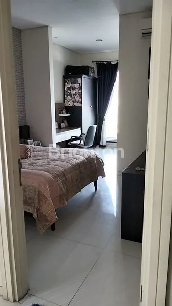 image 4M AN RUMAH 2 LANTAI SIMPANG DARMO PERMAI SELATAN DEKAT PAKUWON MALL SURABAYA BARAT (7)