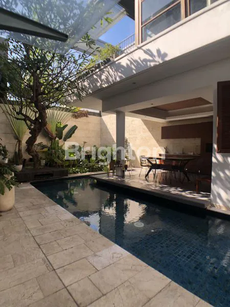 image DIJUAL RUMAH HUNIAN SERASA DI VILLA BALI RUMAH BARU GRESS PAKUWON CITY SURABAYA (8)