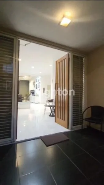 image RUMAH SIAP HUNI LOKASI SANGAT STRATEGIS DAN KOMERSIAL (8)