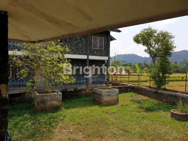 image DIJUAL VILLA 2 LANTAI HANYA HITUNG TANAH DI JALAN RAYA WADO SUMEDANG. COCOK UTK TEMPAT USAHA (3)