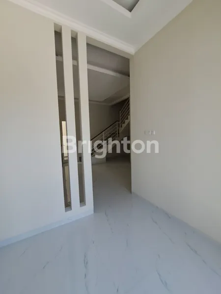 image RUMAH GRESS MINIMALIS DI JEMURSARI ROW 5 MOBIL LUEBARRR POLLL (2)