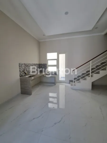 image RUMAH GRESS MINIMALIS DI JEMURSARI ROW 5 MOBIL LUEBARRR POLLL (3)