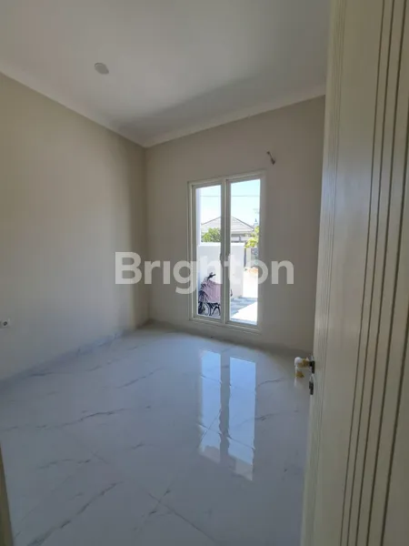 image RUMAH GRESS MINIMALIS DI JEMURSARI ROW 5 MOBIL LUEBARRR POLLL (4)