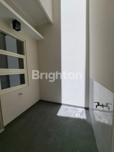 image RUMAH GRESS MINIMALIS DI JEMURSARI ROW 5 MOBIL LUEBARRR POLLL (5)