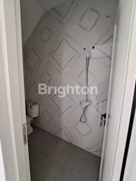 image RUMAH GRESS MINIMALIS DI JEMURSARI ROW 5 MOBIL LUEBARRR POLLL (8)