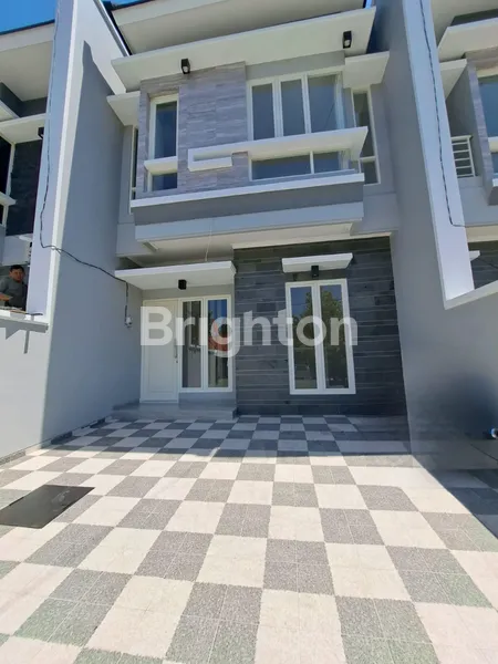 image RUMAH GRESS MINIMALIS DI JEMURSARI ROW 5 MOBIL LUEBARRR POLLL (1)