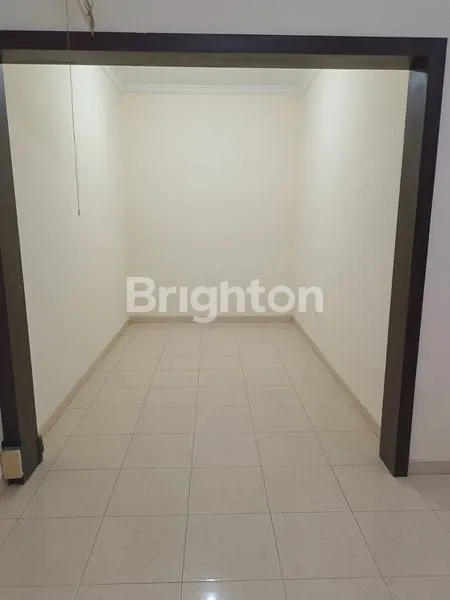 image DISEWAKAN RUMAH 2 LANTAI DI LOKASI STRATEGIS (6)