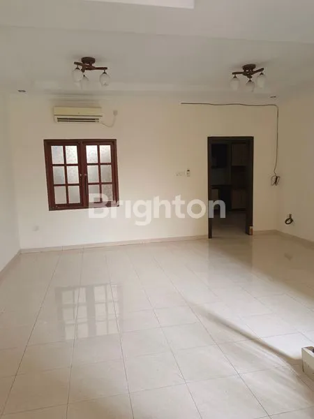 image DISEWAKAN RUMAH 2 LANTAI DI LOKASI STRATEGIS (2)