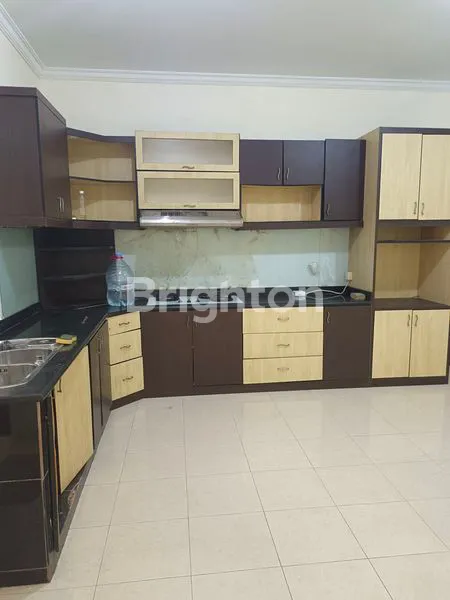 image DISEWAKAN RUMAH 2 LANTAI DI LOKASI STRATEGIS (4)