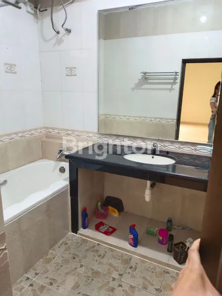 image DISEWAKAN RUMAH 2 LANTAI DI LOKASI STRATEGIS (5)