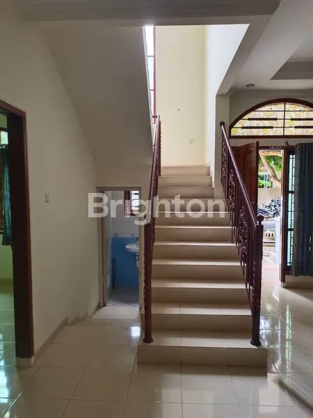 image DISEWAKAN RUMAH 2 LANTAI DI LOKASI STRATEGIS (3)