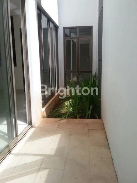 image RUMAH NYAMAN LINGKUNGAN AMAN DI GREENWICH BSD SIAP HUNI (2)