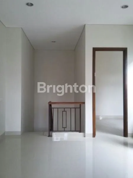 image RUMAH NYAMAN LINGKUNGAN AMAN DI GREENWICH BSD SIAP HUNI (8)