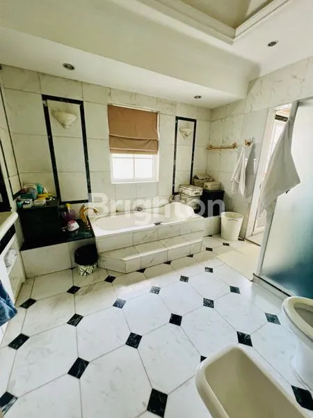 image FOR SALE! BIG LUXURY HOUSE KAWASAN MEGA KUNINGAN, JAKARTA SELATAN. LOKASI ELIT, SUPER STRATEGIS (4)